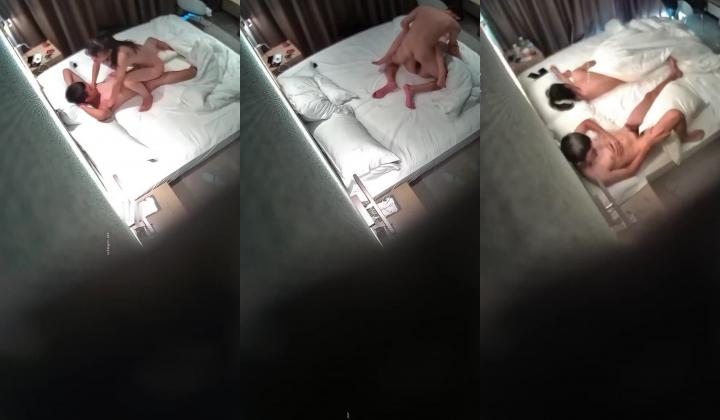 家庭小旅馆360摄像头偷拍年轻小情侣开房小哥看着女友逼逼性感的毛毛忍不住要舔一舔才做爱