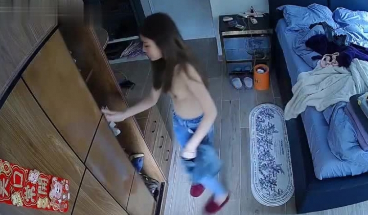 【精品TP】家庭网络破解摄像头 ️偷窥记录颜值天花板美女与男友日常在家喷血画面（完结篇）