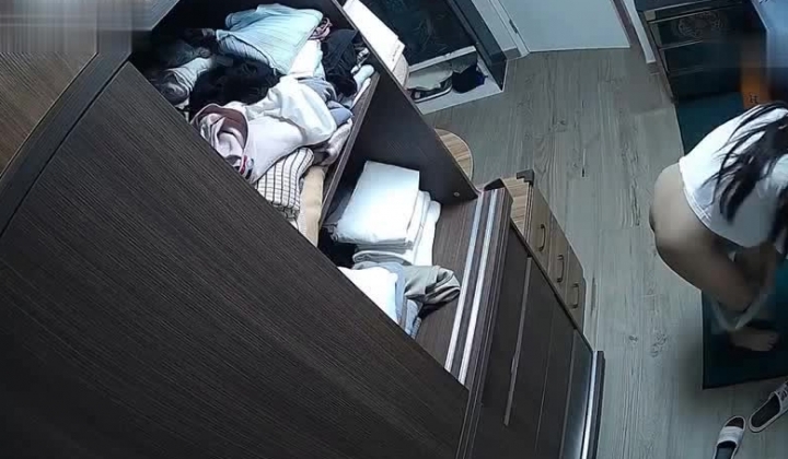 黑客破解家庭网络摄像头偷拍 ️颜值天花板 美丽小姐姐被纹身黑老大情夫蹂躏