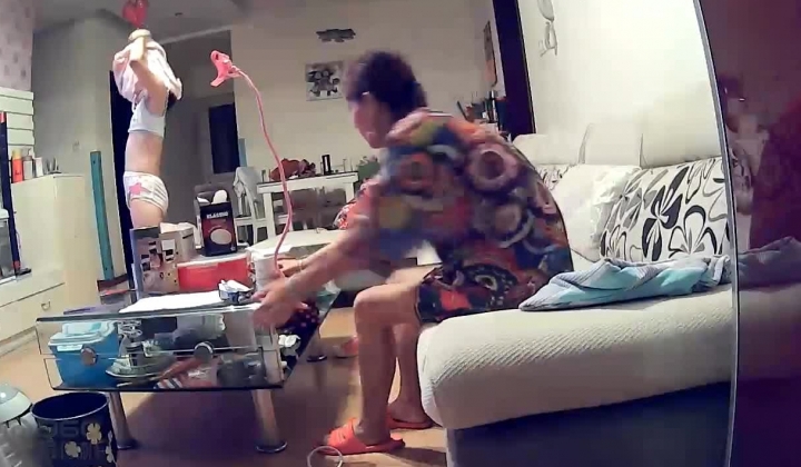 家庭实况360监控拍貌似一对母女同时在房间换衣服 妈妈的咪咪好像比女儿的大
