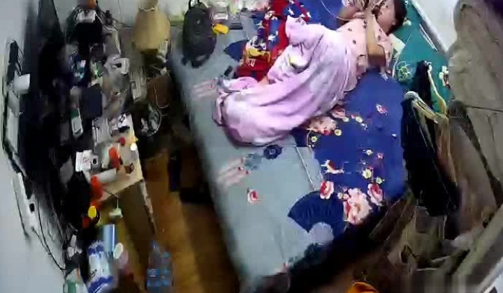 家庭摄像头破解入侵多角度真实偸拍，抽烟背纹烈女私生活曝光也是一个欲女，跟老公性爱还不满足，还总喜欢道具紫薇