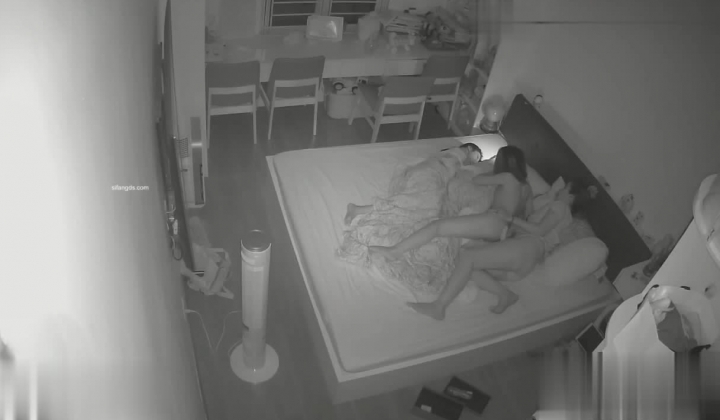 黑客破解家庭摄像头 偷情实录奸夫是个女的女同到年纪找个男人结婚生子背地里还是同性恋