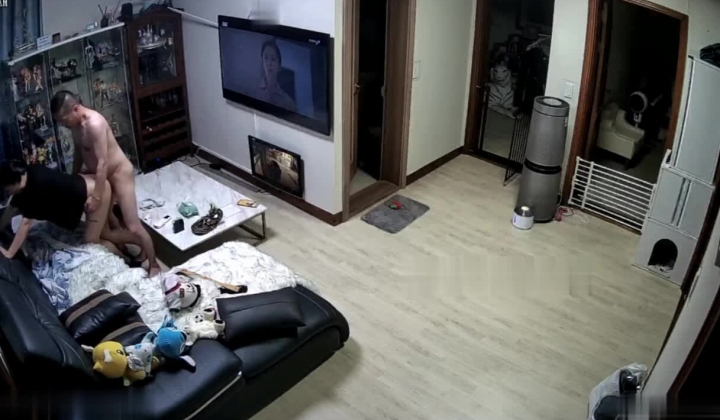 黑客破解家庭网络摄像头偷拍 夫妻日常性生活精力旺盛的大叔客厅沙发爆草大奶骚妻