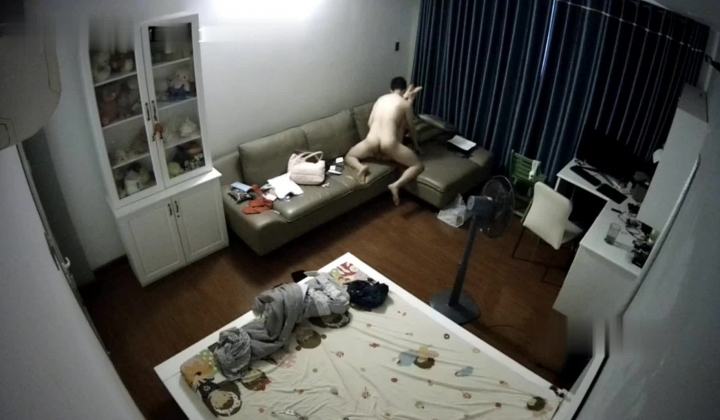 黑客破解家庭网络摄像头偷拍 ️喜欢白天做爱的年轻夫妻在沙发上啪啪