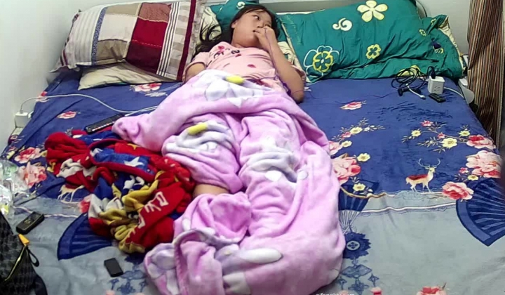 家庭摄像头破解入侵多角度真实偸拍，抽烟背纹烈女私生活曝光也是一个欲女，跟老公性爱还不满足，还总喜