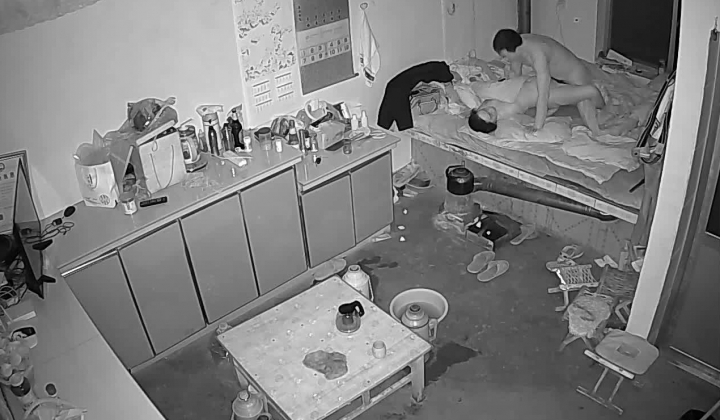 《家庭摄像头破解》不同场景偷窥多位夫妻各种姿势啪啪啪