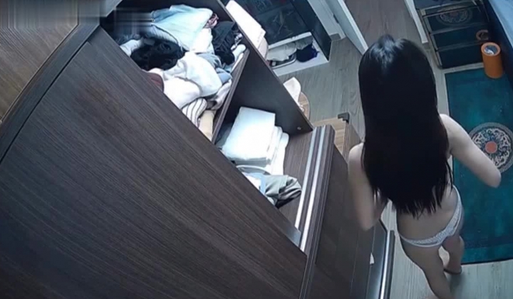 【精品TP】家庭网络破解摄像头 ️偷窥记录颜值天花板美女与男友日常在家喷血画面（完结篇）