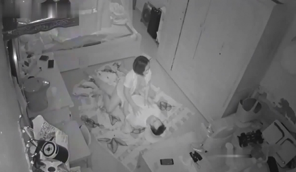 破解家庭网络摄像头偷拍 ️夫妻把孩子哄睡后在地板铺上被子啪啪