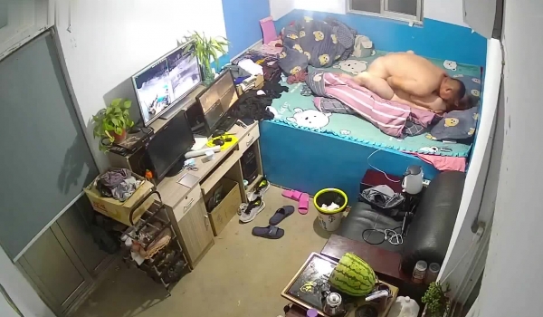 黑客破解家庭网络摄像头家里装那么多监控干啥？一不小心成了网红老哥知道了会有啥感想