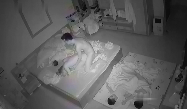 黑客破解家庭网络摄像头偷拍 ️家里都三个孩子了.依然恩爱的小夫妻无套内射