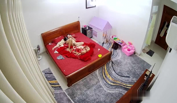 黑客破解家庭网络摄像头偷拍 ️极品哺乳期少妇 性欲强奶子巨大摇摇晃晃和老公做爱