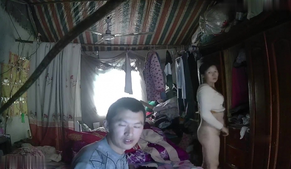 黑客破解家庭网络摄像头偷拍简陋蜗居的农民工小哥性欲强中午也要和媳妇啪啪
