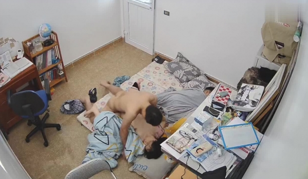 家庭摄像头破解真实偸拍，一家三口午休，老公兽性大发，把妻子拉过来扒掉内裤就搞