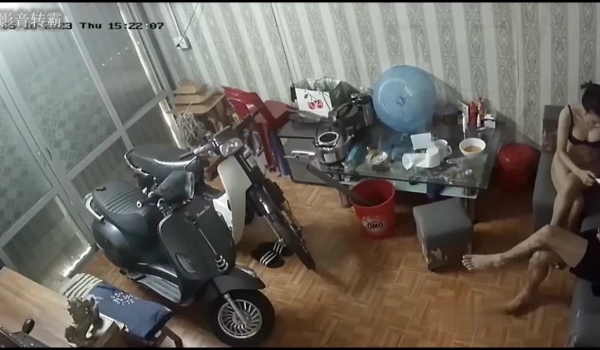 黑客破解家庭网络摄像头偷拍 ️模特身材美女洗完澡在简陋客厅擦身整理头发