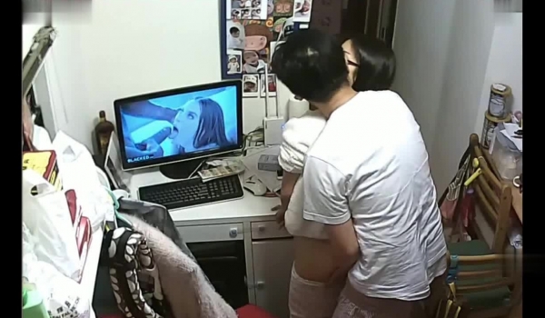 【稀缺摄像头】黑客破解家庭摄像头偷拍 ️知识分子模样小两口客厅看黄片调情情不自禁搞起