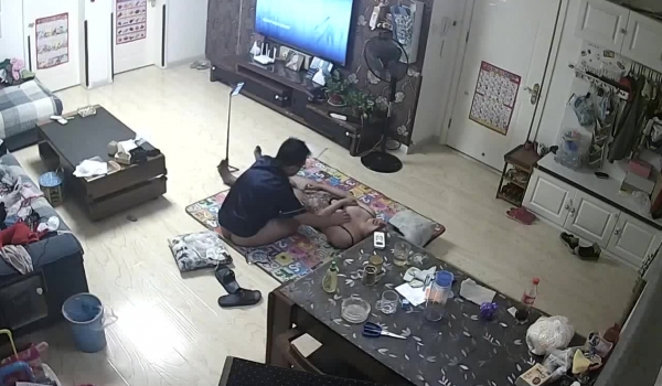 黑客破解家庭网络摄像头偷拍公务员小夫妻在家里客厅做爱研究性爱姿势还用手机拍下