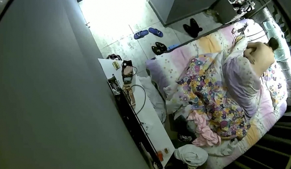 黑客破解家庭网络摄像头监控偷拍小哥晚上和媳妇过性生活无套内射