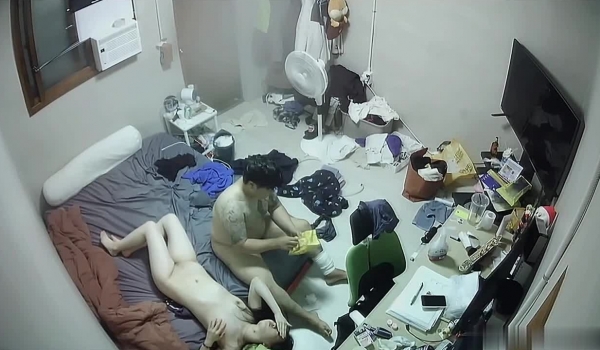 黑客破解家庭网络摄像头偷拍 被人打断腿的纹身胖哥和模特身材漂亮女友做爱好菜被猪啃了