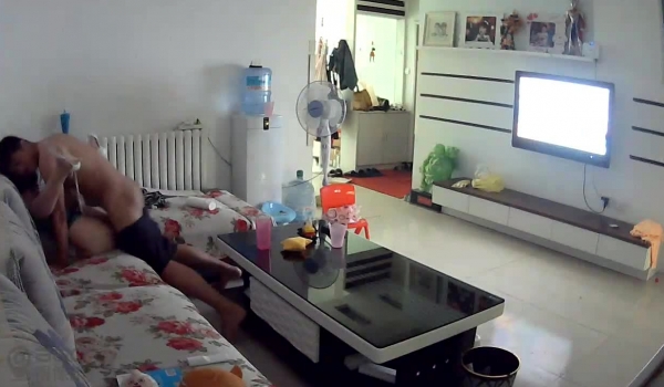 家庭客厅破解，颜值颇高的妻子看电视，被老公把裤子拉到小腿就啪啪，这姿势爱了~爸爸，有电话。哈哈被
