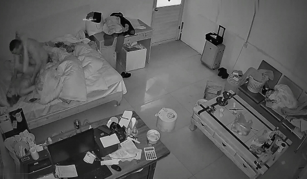 黑客破解家庭网络摄像头偷拍夫妻的日常性生活，奇葩的媳妇啪啪也手机不离手一边干一边刷抖音