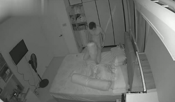 破解家庭摄像头（偷拍老夫少妻）巨乳美少妇欲求不满，趁老公不在带野男人回家激情