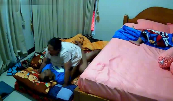 骇客破解家庭探头窥视辑不同年龄夫妻居家性爱生活孤寂人妻手淫辣妈哺乳更衣完整版