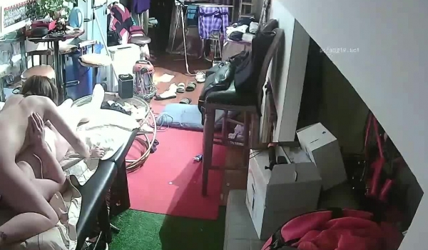 黑客破解家庭网络摄像头偷拍年轻小夫妻洗完澡在杂乱的的沙发床上六九做爱