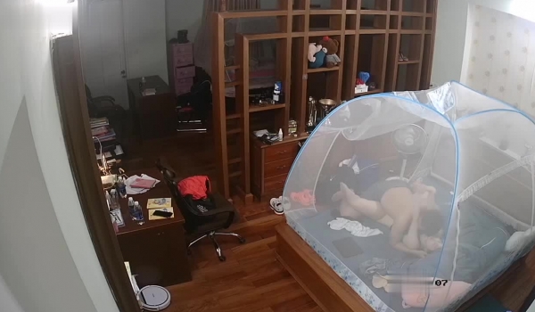 黑客破解家庭网络摄像头偷拍 ️又一甜姐儿与男友性爱视频外泄