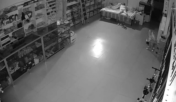 《家庭摄像头破解》不同场景偷窥多位夫妻各种姿势啪啪啪