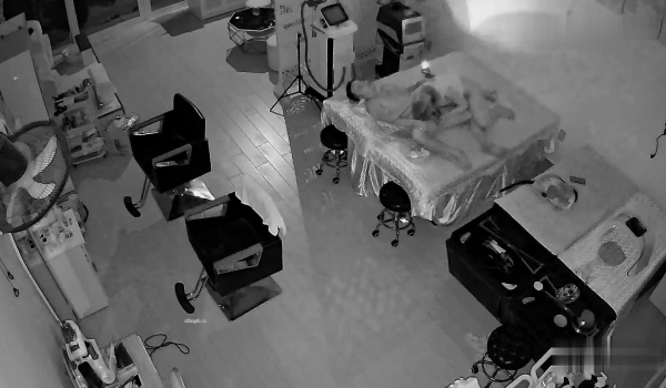 黑客破解家庭网络摄像头偷拍 美容院老板和美容师晚上在按摩床上激情