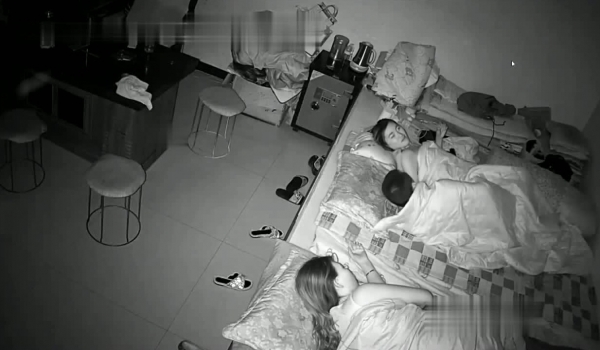 破解家庭摄像头监控偷拍跟父母睡一个炕上的年轻小夫妻在父母旁边女的帮老公摸鸡巴，男的给女的摸逼调情