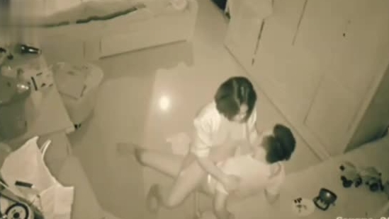 黑客破解家庭网络摄像头 摄像头偷拍啪啪啪合集 惊现女同舔逼 边上还躺着一个人
