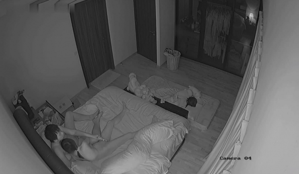 黑客破解家庭摄像头偷拍 新婚不久的年轻夫妻性欲强鸡巴干软还没射媳妇给撸硬继续干