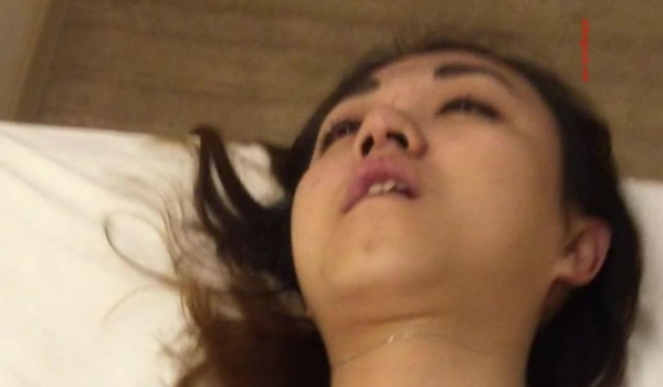 下药迷翻一起出差的美女同事 ️掰开她的大腿猛插她的小黑鲍