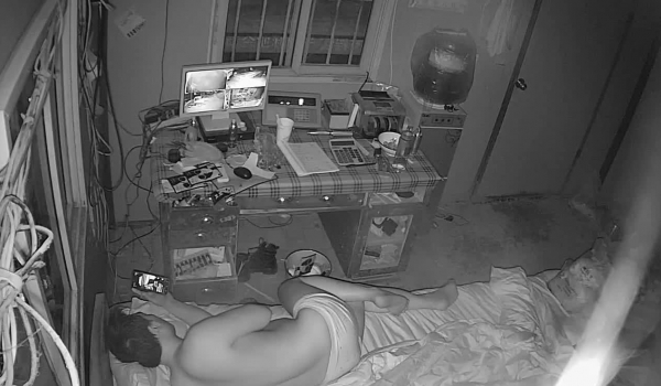 《家庭摄像头破解》不同场景偷窥多位夫妻各种姿势啪啪啪