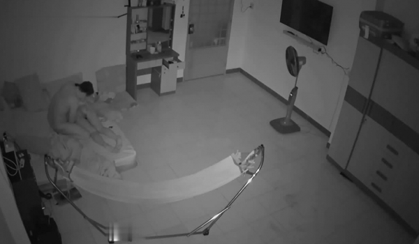 【全网推荐】黑客破解家庭网络摄像头监控偷拍 男子面对美娇妻欲求不满 一个月干了9次 精彩资源值得