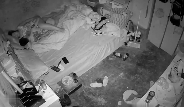 《家庭摄像头破解》不同场景偷窥多位夫妻各种姿势啪啪啪