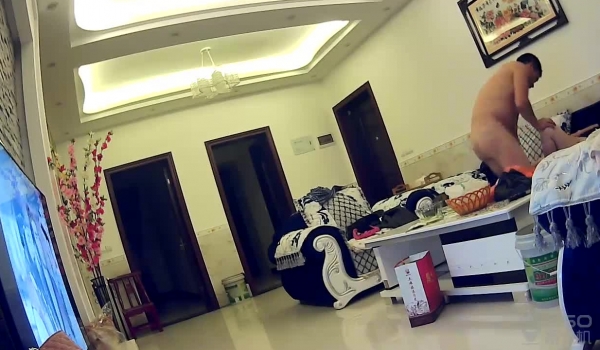 家庭实况360监控拍中年夫妻在客厅沙发上看电视看着看着大叔就扒下老婆的内裤一把扯掉老婆的姨妈巾