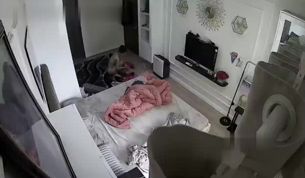 黑客破解家庭网络摄像头偷拍 ️模特身材气质美女在家对着镜子试几十套衣服穿搭 堪比时装秀