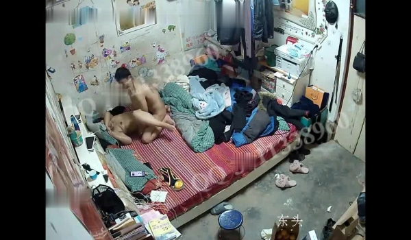 黑客破解家庭网络摄像头监控偷拍穿保健内裤的纹身小哥和刚干完饭的媳妇啪啪完事人手一个大苹果开啃