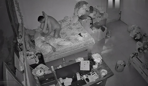 【家庭摄像头破解】不讲究的公公跟性感婆婆啪啪 貌似打了晨炮打夜炮 就是时间不长 没有光头耐操