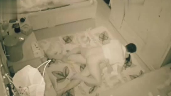 黑客破解家庭网络摄像头 摄像头偷拍啪啪啪合集 惊现女同舔逼 边上还躺着一个人