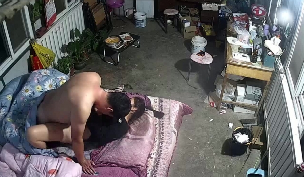 黑客破解家庭网络摄像头偷拍最近天气冷夫妻刚吃完晚饭不就就迫不及待上床过性生活了