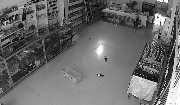 《家庭摄像头破解》不同场景偷窥多位夫妻各种姿势啪啪啪
