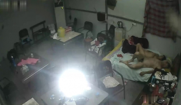 《家庭摄像头破解》不同场景偷窥多位夫妻各种姿势啪啪啪