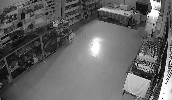 《家庭摄像头破解》不同场景偷窥多位夫妻各种姿势啪啪啪