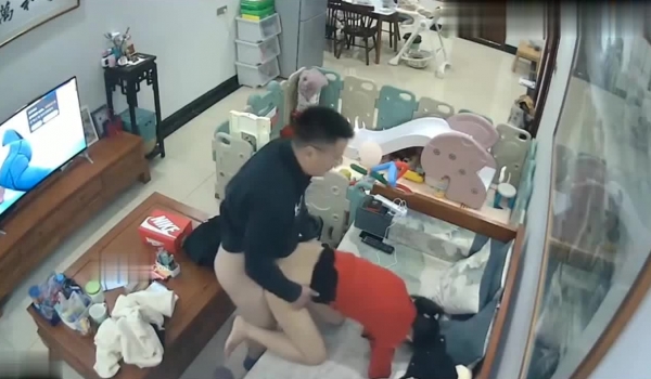 黑客破解家庭网络摄像头偷拍眼镜哥中午在客厅看电视媳妇把鸡巴吹得硬邦邦的被后入啪啪啪
