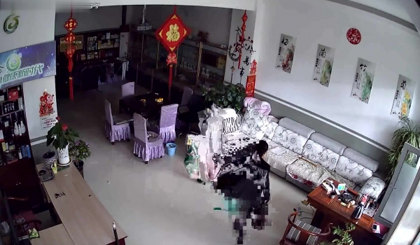 《家庭摄像头破解》不同场景偷窥多位夫妻各种姿势啪啪啪