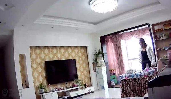 黑客破解家庭网络摄像头监控偷拍矮挫老大叔和年轻貌美娇妻在客厅舔逼啪啪啪对白清晰