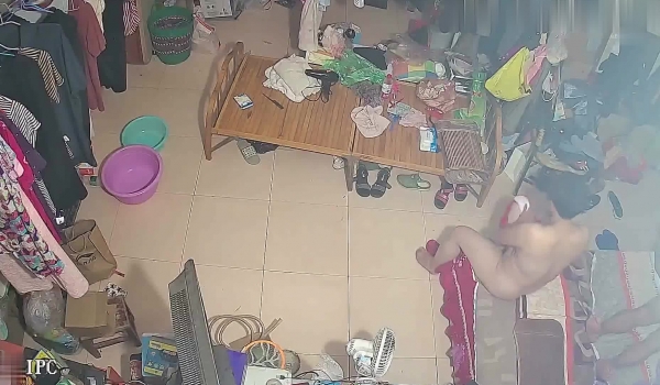 《家庭摄像头破解》不同场景偷窥多位夫妻各种姿势啪啪啪